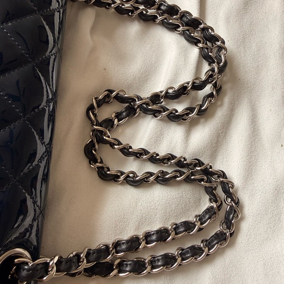 Chanel Classic Flap Bag - Picture 5 of 11